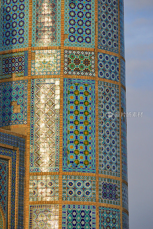 阿里神殿的宣礼塔细节(Hazrat Ali Mazar) -花图案瓷砖，马扎里沙里夫，巴尔赫省